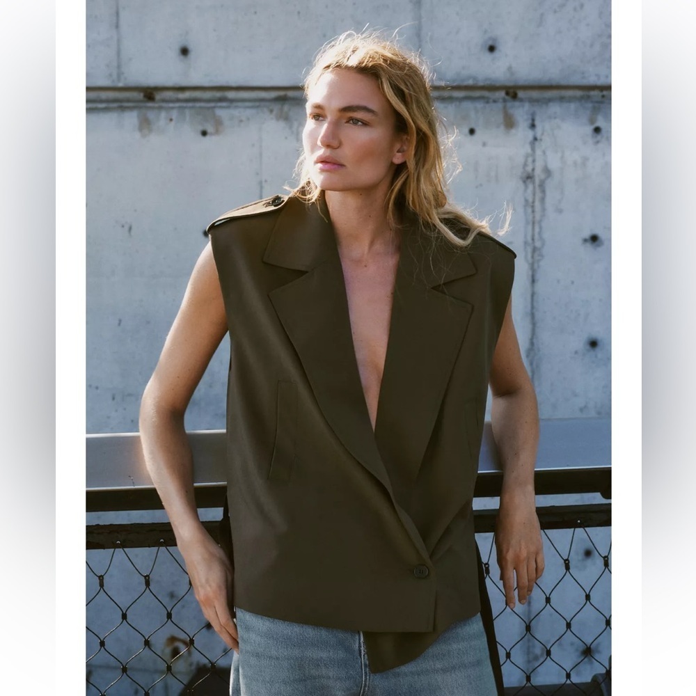 NEW FALL 🍁 ZARA SHOULDER PAD BELTED VEST  XS -S 
🚨FINAL PRICE NO DISCOUNT